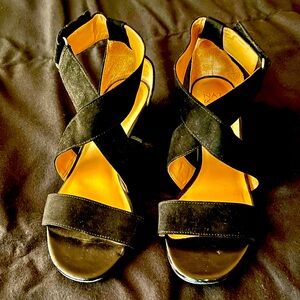 Naturalized heeled black cross sandal with heel